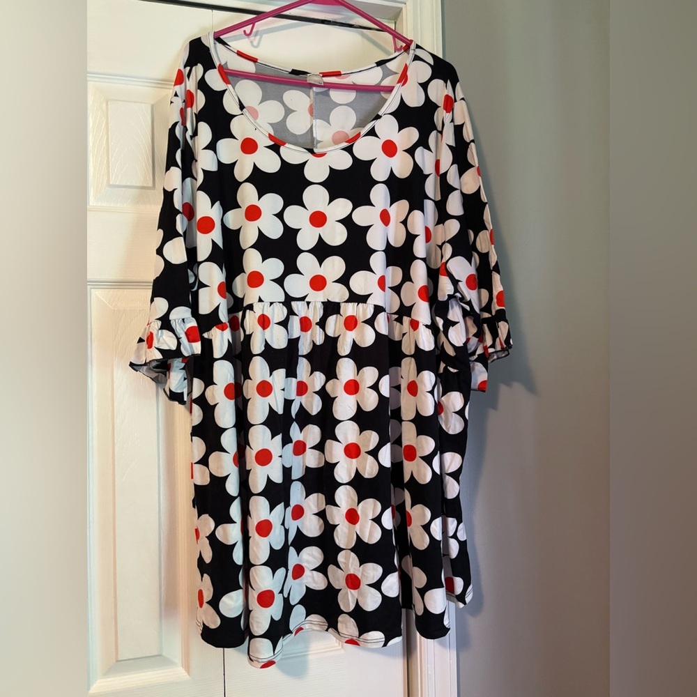 Floral Black and White Tunic Top